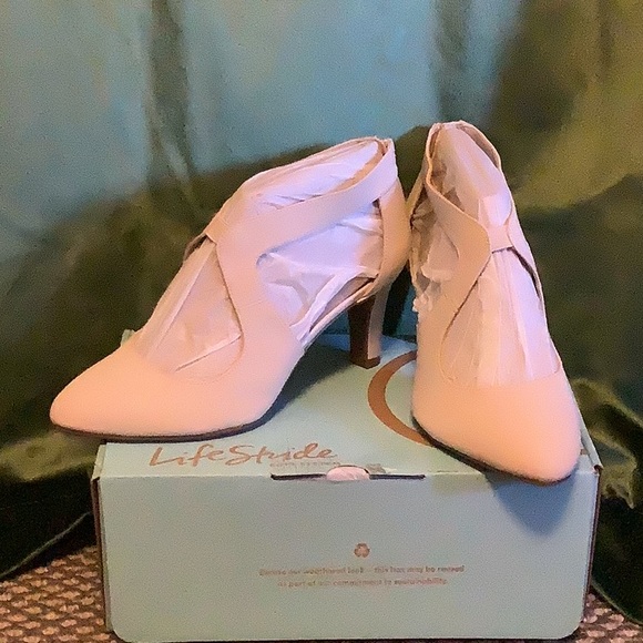 Size 10 Cream heels from Life Stride - Picture 1 of 1